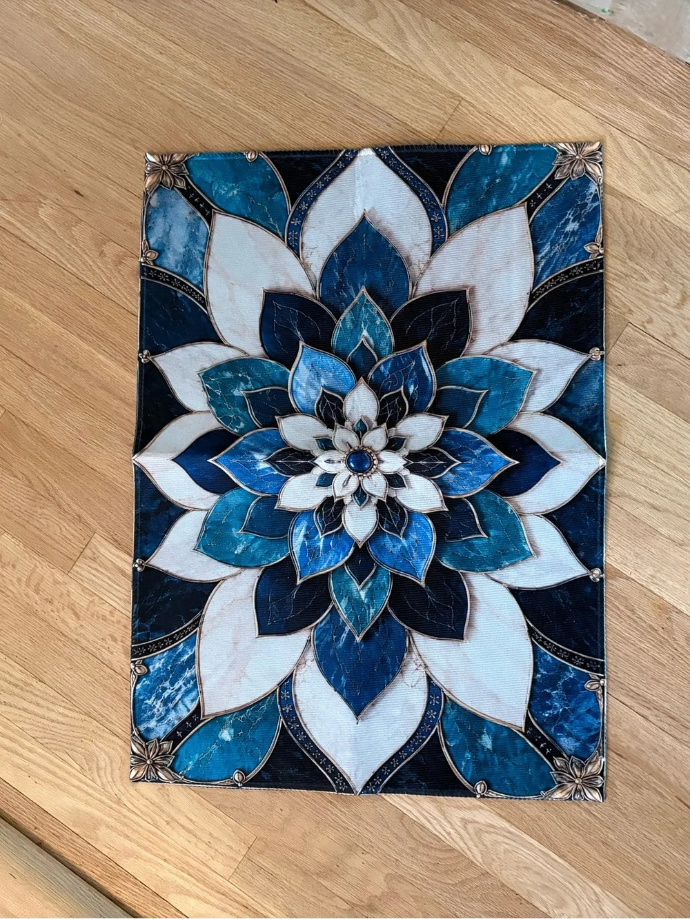 Lightweight mat/rug, home decor. 28 x 20
